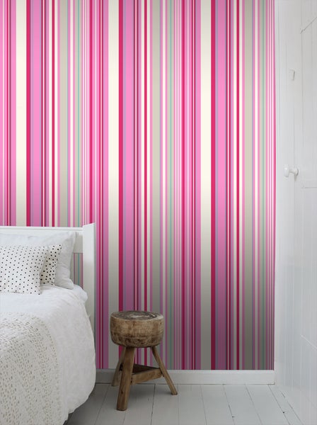 Zimmer mit gestreifter Tapete in verschiedenen Rosatönen