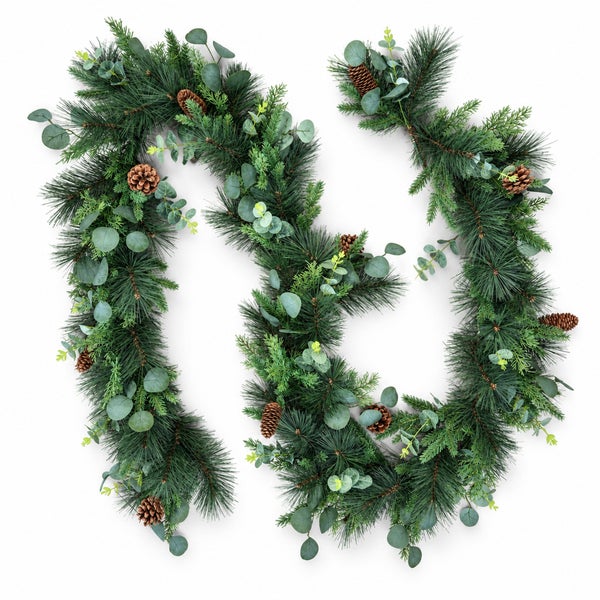 Künstliche Tannengirlande mit Eukalyptus und Tannenzapfen als weihnachtliche Dekoration.