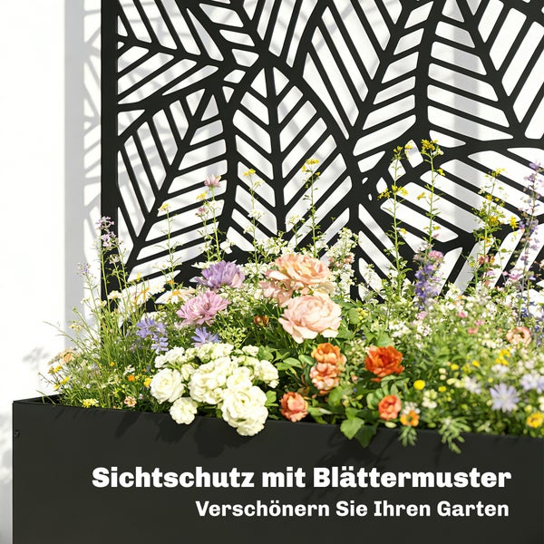 Schwarzer Sichtschutz mit lasergeschnittenem Blättermuster hinter einem Pflanzkasten mit bunten Blumen.