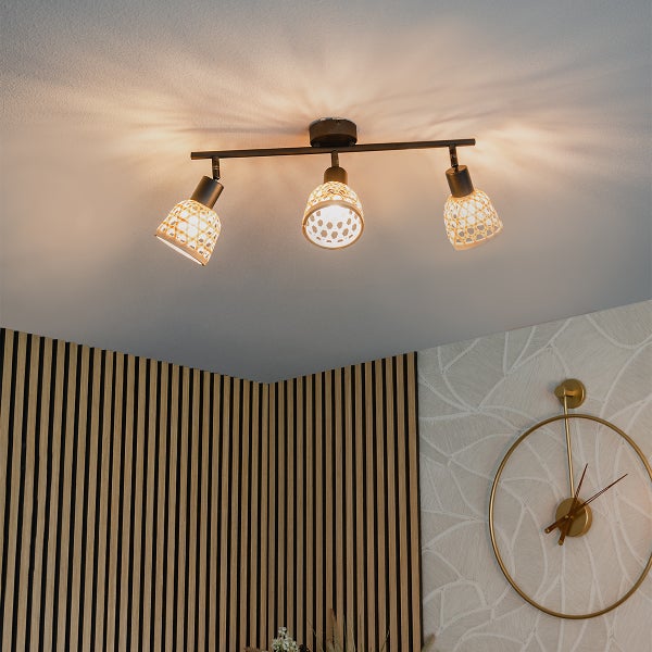 Deckenleuchte mit drei Strahlern und Lampenschirmen im Rattandesign