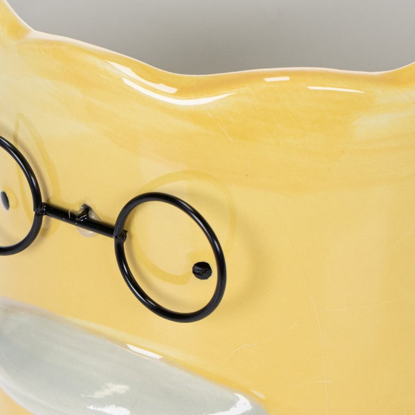 Nahaufnahme eines Pflanzgefäßes mit Brille