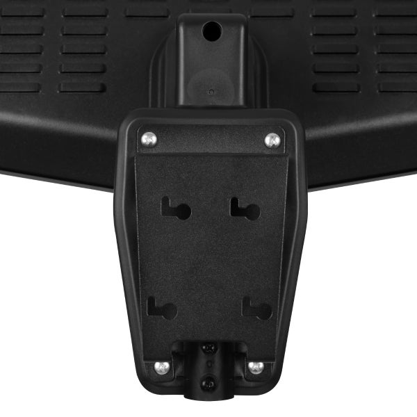 Detailansicht einer schwarzen Kunststoff-Wandhalterung mit vier Befestigungslöchern und Schrauben.