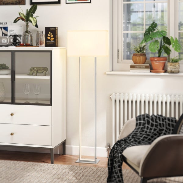 Wohnzimmer mit Stehlampe, Schrank und Heizkörper