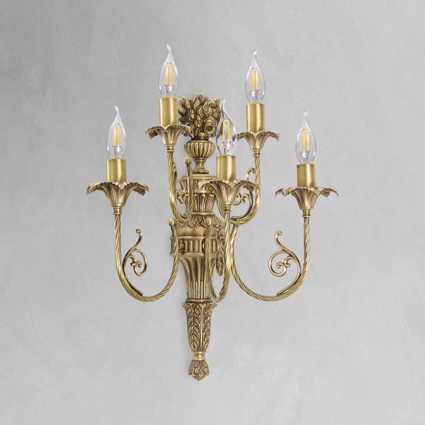 Wandleuchte mit fünf Leuchtmitteln im klassischen Stil