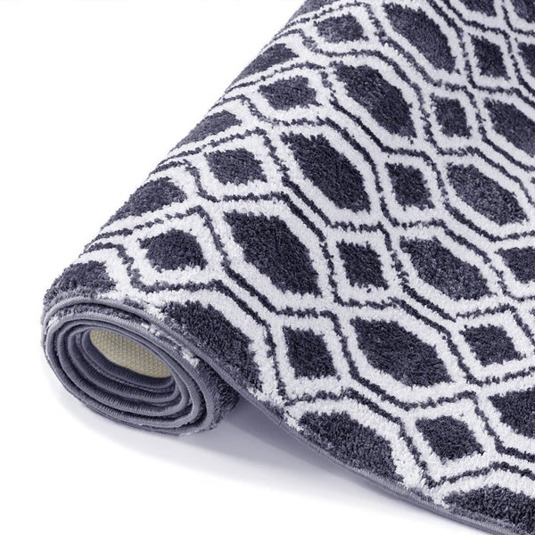 Gerollter Teppich mit geometrischem Muster