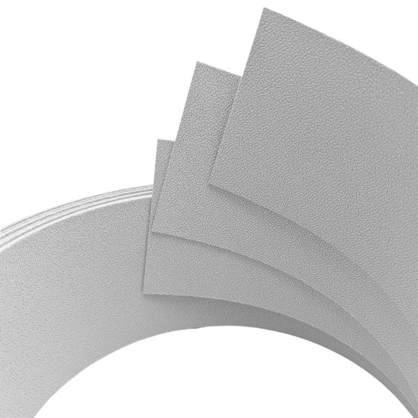 Nahaufnahme von mehreren grauen Bodenbelagsbahnen