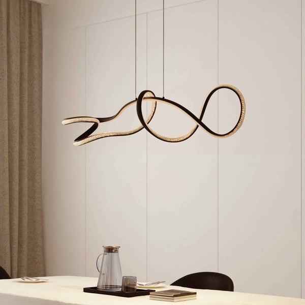 Moderne LED-Pendelleuchte in geschwungener Wellenform über einem Esstisch in einem hellen Raum, schwarze Ausführung mit warmweißem Licht.
