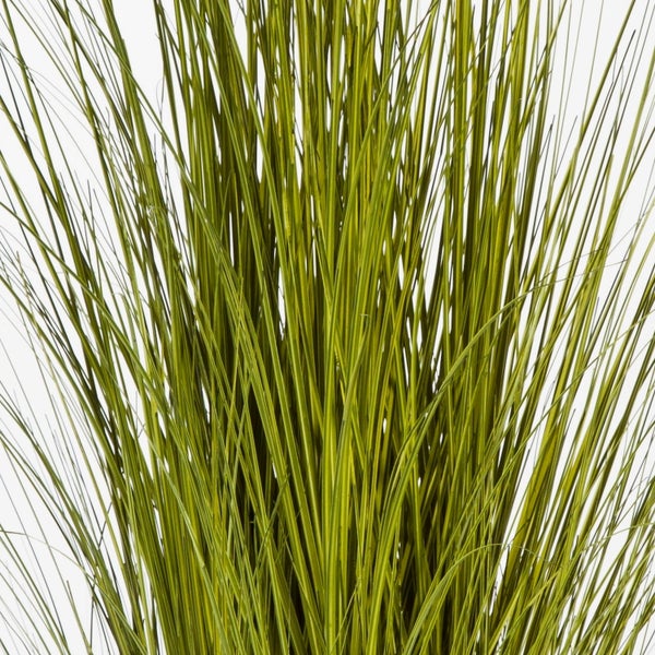 Detailaufnahme eines künstlichen Pflanzenstiels mit grünen, gezackten Blättern aus Kunststoff.