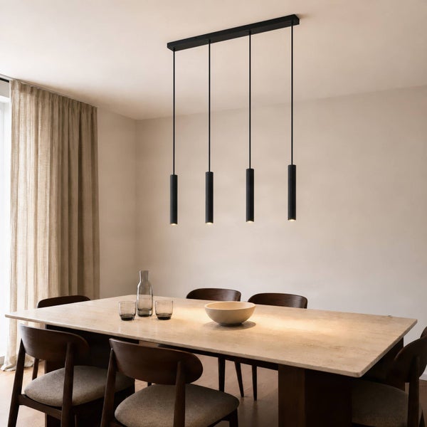 Moderne vierflammige Pendelleuchte mit zylindrischen Leuchtköpfen über einem Esstisch in einem minimalistisch eingerichteten Esszimmer.