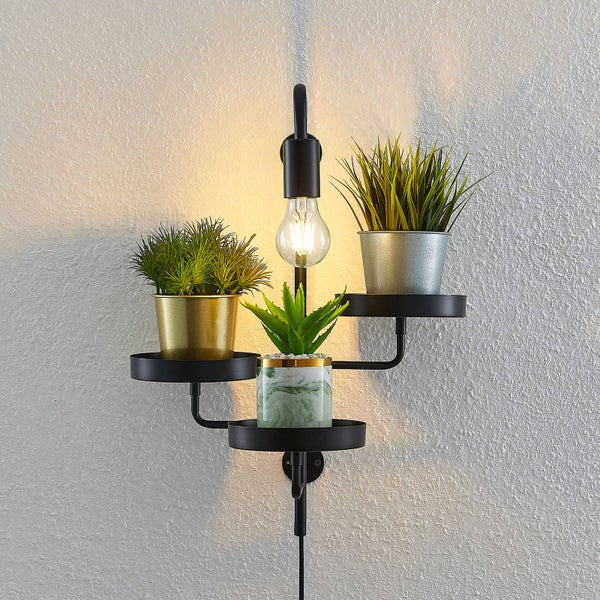 Wandleuchte mit drei Ablageflächen und Pflanzen