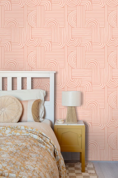 Schlafzimmer mit geometrischer Tapete, Bett und Nachttischlampe