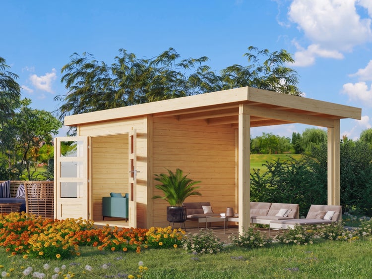 Modernes Gartenhaus aus hellem Holz mit Flachdach und integrierter Terrasse, ausgestattet mit Loungemöbeln in einem gepflegten Garten.