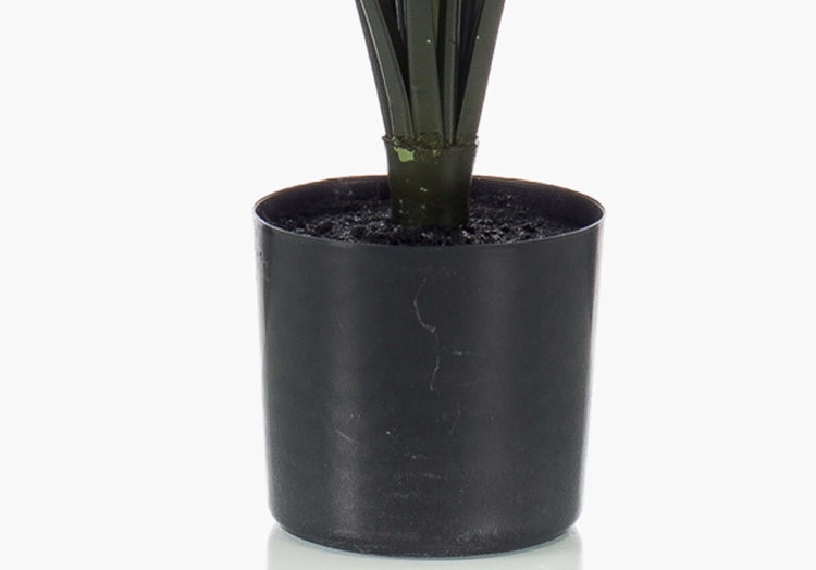 Künstlicher Blumenzweig mit violetten Blüten und goldfarbenem Stiel für die Innendekoration.