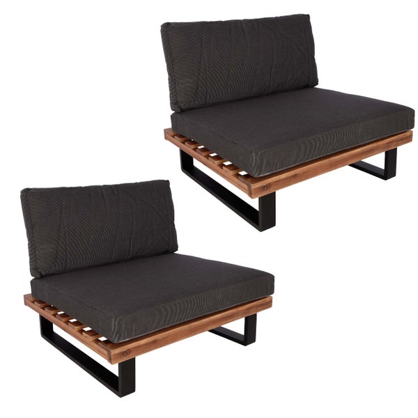 Zwei Garten-Loungesessel mit Holzrahmen, schwarzen Metallfüßen und dunkelgrauen Sitz- und Rückenkissen.