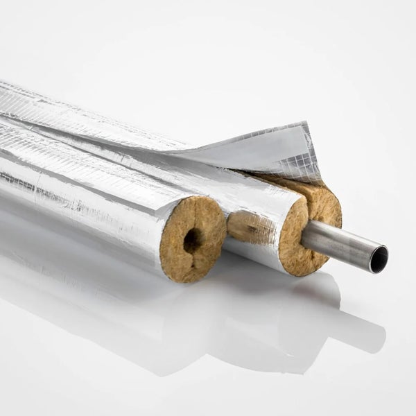 Rohrisolierung aus Steinwolle mit Gitterverstärkter Aluminiumkaschierung für eine effiziente Wärmedämmung von Heizungsrohren.
