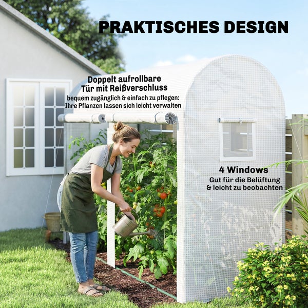 Eine Person gießt Pflanzen in einem Foliengewächshaus mit aufrollbarer Reißverschlusstür und vier Belüftungsfenstern in einem Garten.