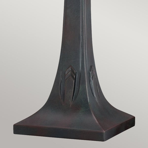 Detailaufnahme des Sockels einer Leuchte mit Verzierungen