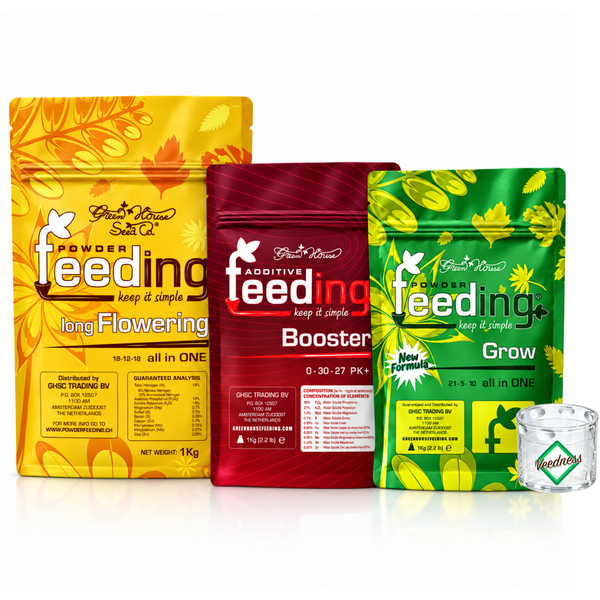 Drei Packungen Green House Feeding Pflanzendünger in den Sorten Long Flowering, Booster und Grow mit einem Gewicht von je einem Kilogramm.