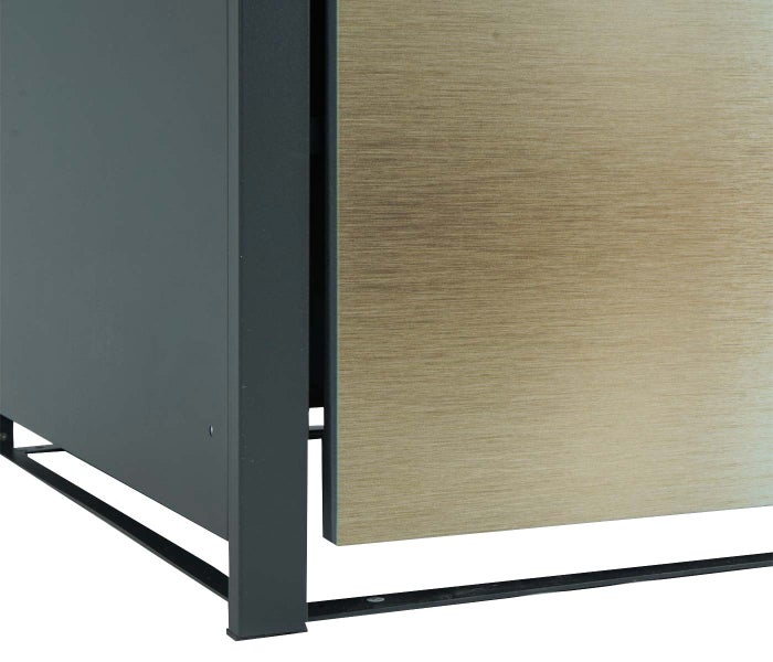Detailansicht eines Outdoor-Möbelstücks mit Metallrahmen und einer Tür mit Holzstruktur