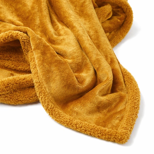 Weiche Wohndecke aus flauschigem Textilmaterial mit strukturierter Oberfläche