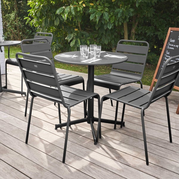 Modernes Gartenmöbel-Set in Anthrazit mit rundem Metalltisch und vier Metallstühlen auf einer Holzterrasse.