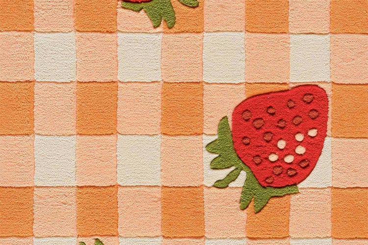 Badvorleger mit kariertem Muster und aufgedruckten Erdbeermotiven aus Textil