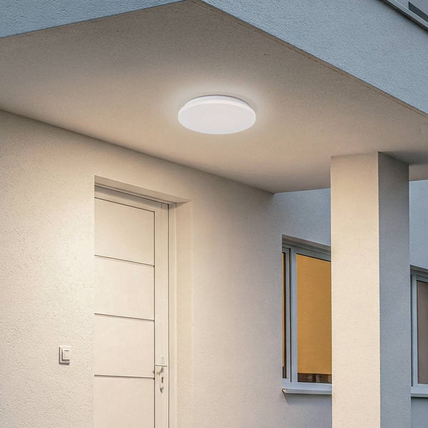 Rund LED Außenleuchte an der Decke montiert vor einer Haustür im überdachten Eingangsbereich.