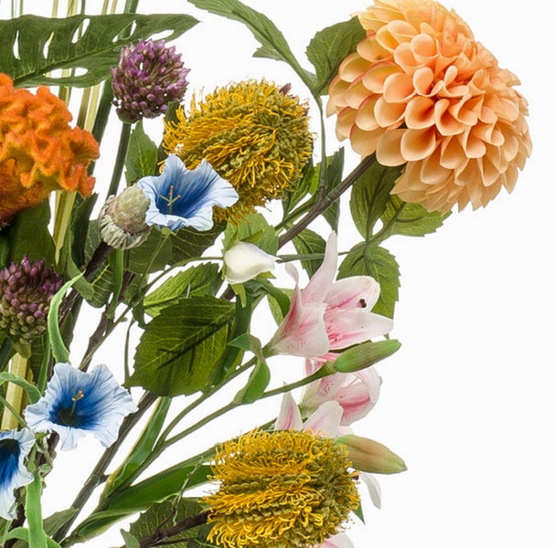 Kunstblumenstrauß mit orangefarbenen Dahlien, rosa Lilien, blauen Glockenblumen und grünem Blattwerk.
