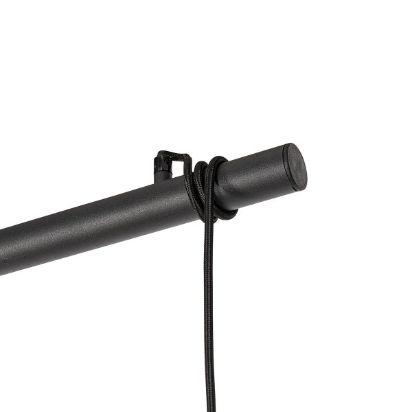 Detailaufnahme einer schwarzen Stange mit Kabelaufhängung