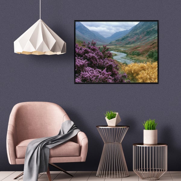 Wohnzimmer Interieur mit Sessel, Beistelltischen, geometrischer Hängeleuchte und Wandbild mit schottischer Landschaft in schwarzem Rahmen