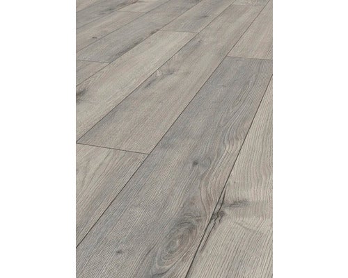 Heller Raum mit Laminatboden und Bett