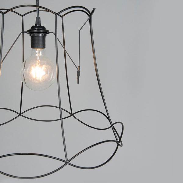 Pendelleuchte mit Metalldrahtschirm und Glühbirne