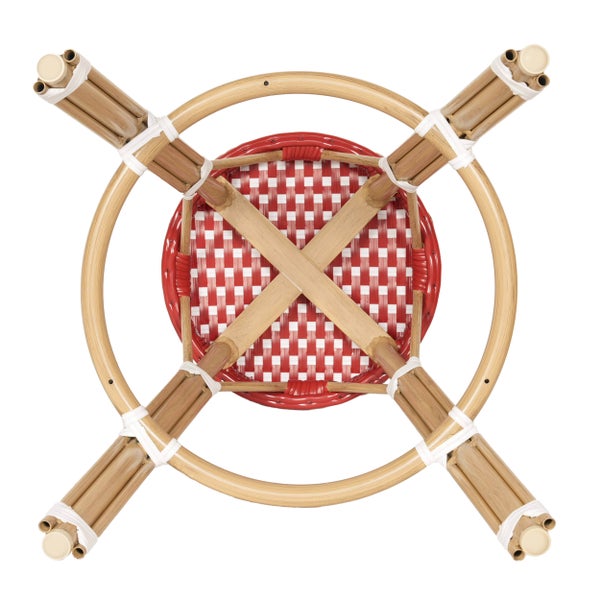 Unteransicht eines Bistrohockers mit einem Gestell aus Rattan und einer rot-weiß karierten Sitzfläche aus Kunststoffgeflecht.