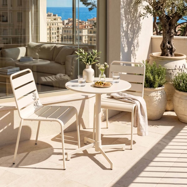 Moderner Balkon mit rundem Bistrotisch und zwei Metallstühlen mit Querstreben. Dekoriert mit Pflanzen in Terrakottatöpfen und Tischdekoration.