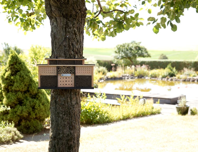 WONDERMAKE - Design Insektenhotel aus Eukalyptus-Holz mit 7 Zimmern und Terrasse, Bienenhotel groß hängend Nisthilfe für Wildbienen, braun schwarz