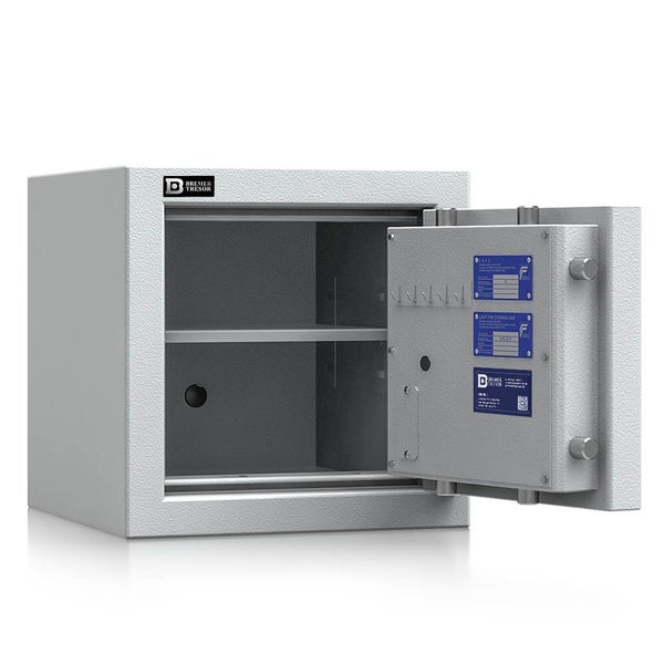 Bremer Tresor Safe in Lichtgrau mit geöffneter Tür, einem Fachboden, Schlüsselhaken an der Türinnenseite und Bremer Tresor Logo.