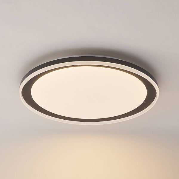 Runde LED-Deckenleuchte mit schwarzem Außenring und warmweißem Leuchtfeld, an einer Decke montiert.