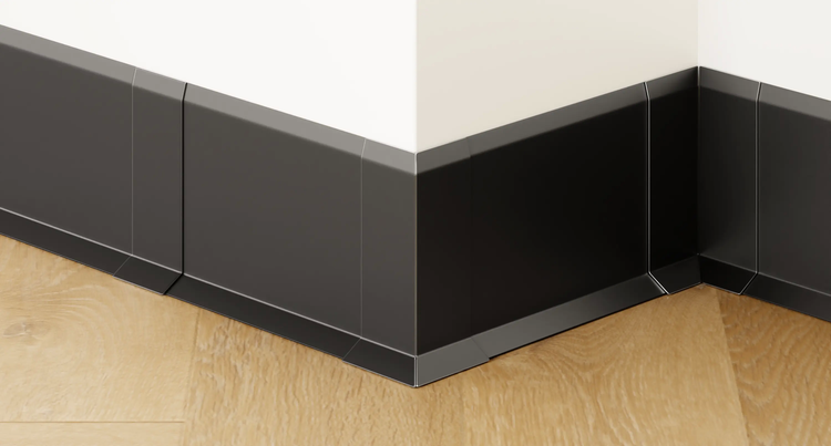Ecke mit schwarzen Sockelleisten auf hellem Holzboden