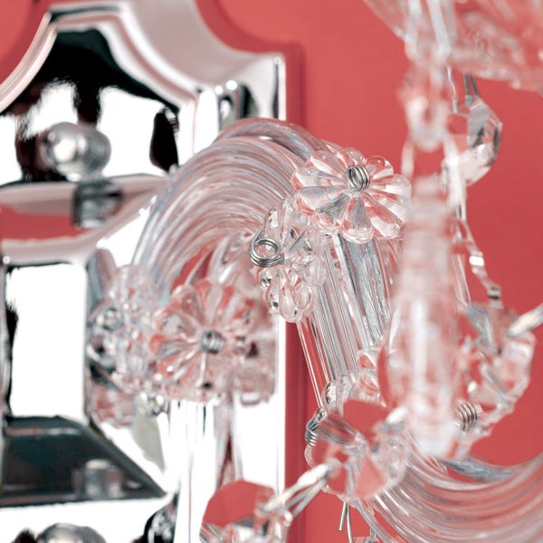 Wandleuchte mit Kristallbehang und blumenförmigen Elementen im Barock Stil