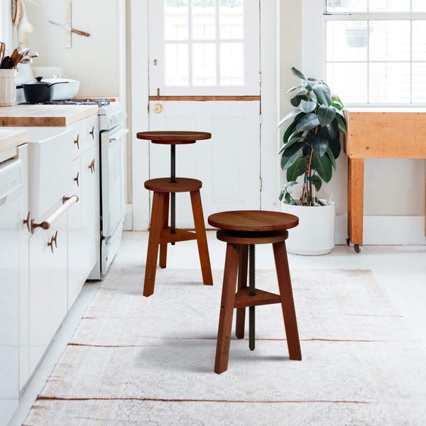 Zwei hölzerne Barhocker mit Schraubsitz in einer Küche