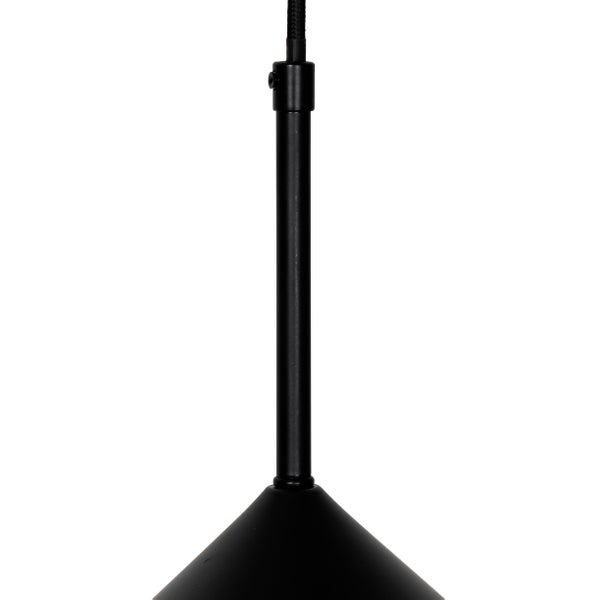 Detailaufnahme einer schwarzen Pendelleuchte.