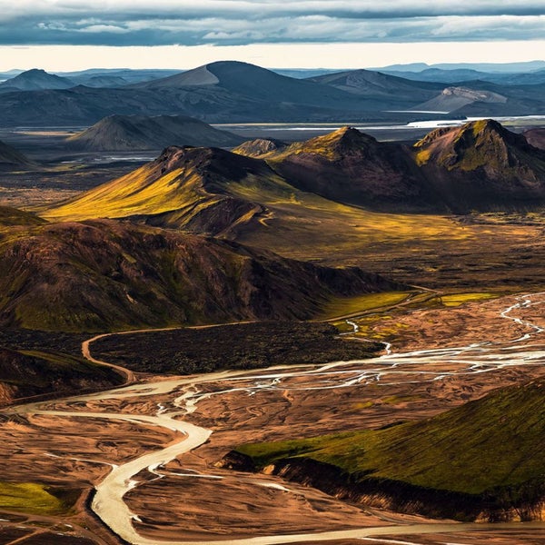 Weite Landschaft mit Bergen und Flüssen