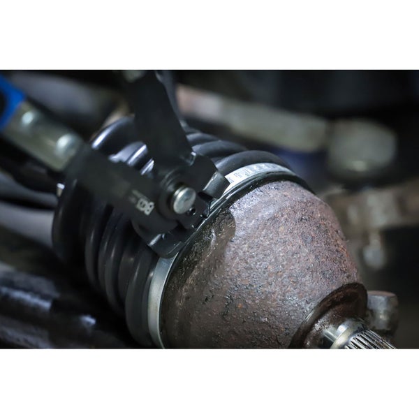 Achsmanschettenzange im Einsatz an einer Achsmanschette