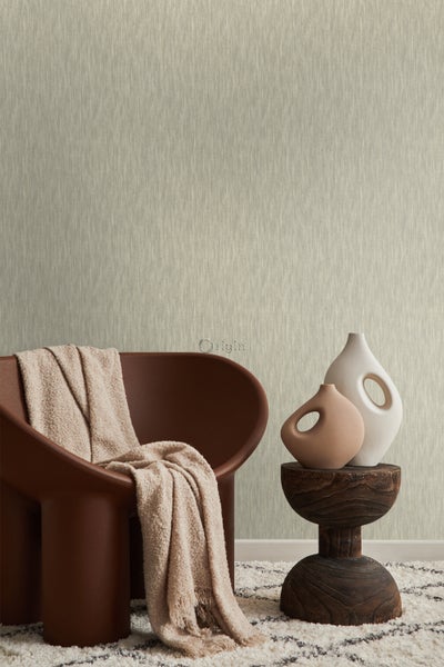 Wandgestaltung mit beigem Hintergrund, Stuhl, Decke und Dekoration.