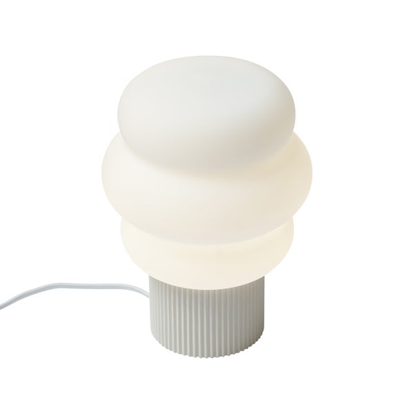 Moderne Tischleuchte mit dreistufigem, weißem Schirm und einem geriffelten, zylindrischen Standfuß.