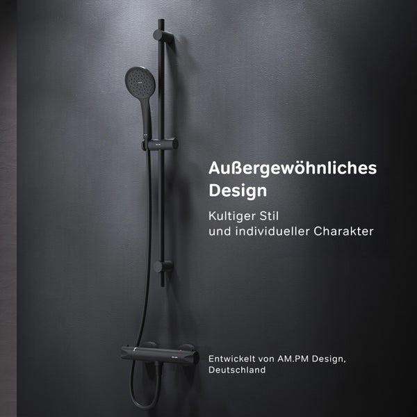 Schwarzes Duschset mit Thermostatarmatur und Brausestange von AM.PM Design an einer Wand montiert.