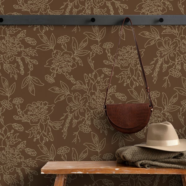 Vliestapete mit floralem Linienmuster in Braun und Beige, kombiniert mit einer Garderobe und einer Holzbank.