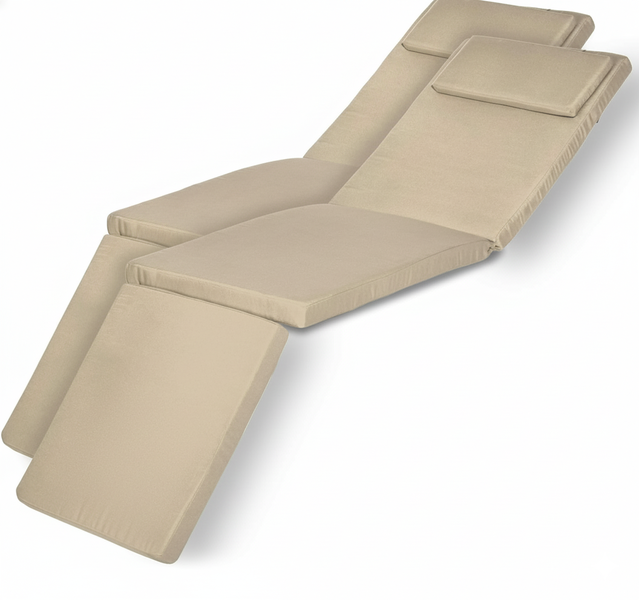 Zwei beige Polsterauflagen für Sonnenliegen mit integrierten Kopfkissen.