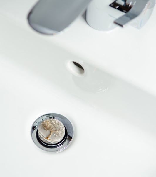 Waschbecken mit Abflussstopfen mit Baumdesign