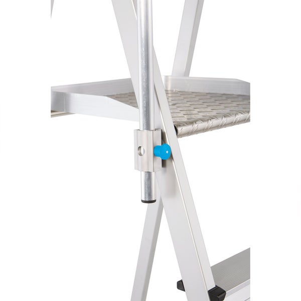 Detailansicht einer Aluminium-Arbeitsbühne mit blauem Sicherungsstift